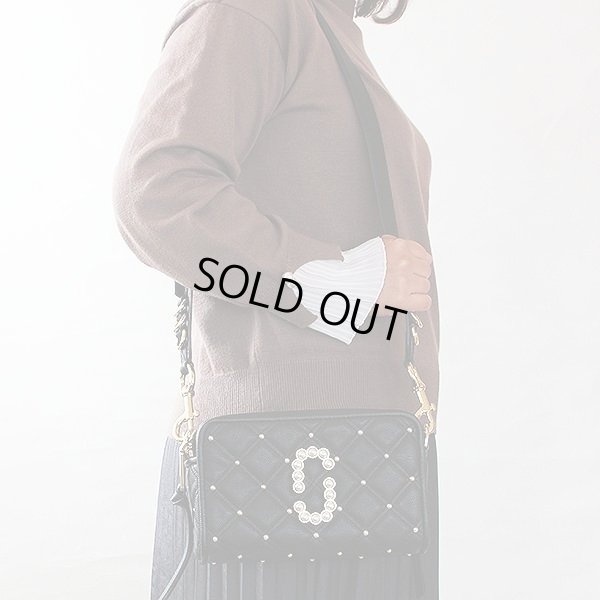 マークジェイコブス THE SOFTSHOT21 WITH PEARLS M0016480 ブラック 掛けたイメージ