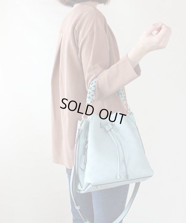 ルイ・ヴィトン　ムリア M55906 ヴェールラグーン　持ったイメージ