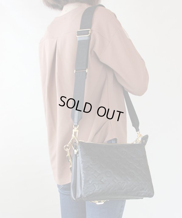 ルイ・ヴィトン　クッサン PM M57790 ノワール　掛けたイメージ