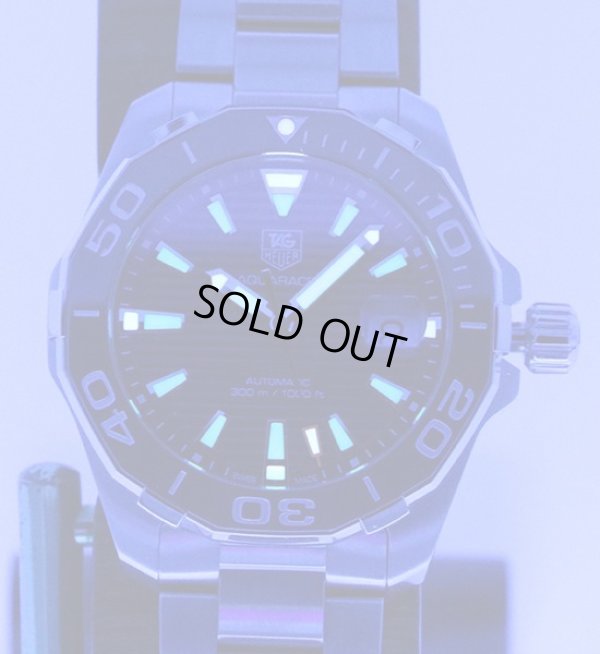 タグホイヤー　アクアレーサー　ＷＡＹ２１１Ｃ　紺文字盤　紺セラミックベゼル　ライト