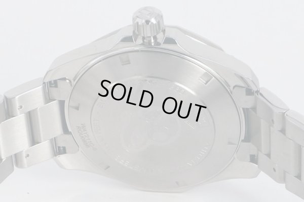 タグホイヤー　アクアレーサー　ＷＡＹ２１１Ｃ　紺文字盤　紺セラミックベゼル　ブレス　裏面拡大