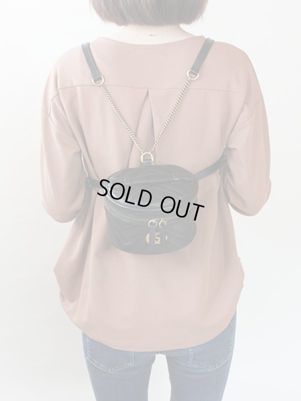 グッチ ミニバックパック 598594 2149 ブラック 背負ったイメージ