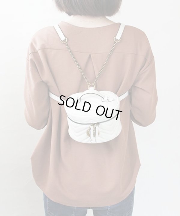 グッチ ミニバックパック 598594 0616 ホワイト 背負ったイメージ