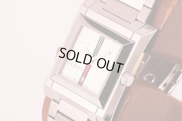 グッチ　ＹＡ１１１Ｊ　グッチオ　銀文字盤　サイド拡大