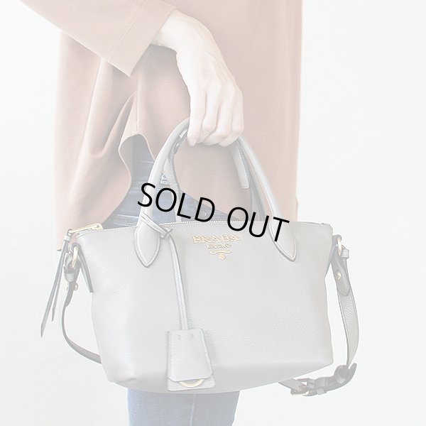 プラダ　2WAYショルダーバック 1BA111 グレー　持ったイメージ