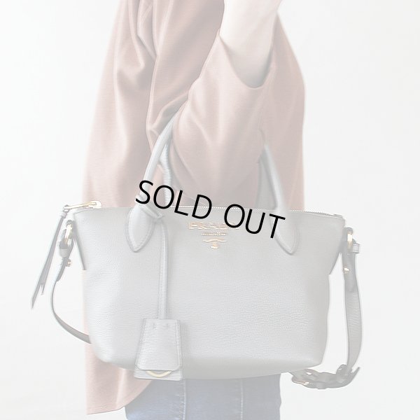 プラダ　2WAYショルダーバック 1BA111 グレー　掛けたイメージ