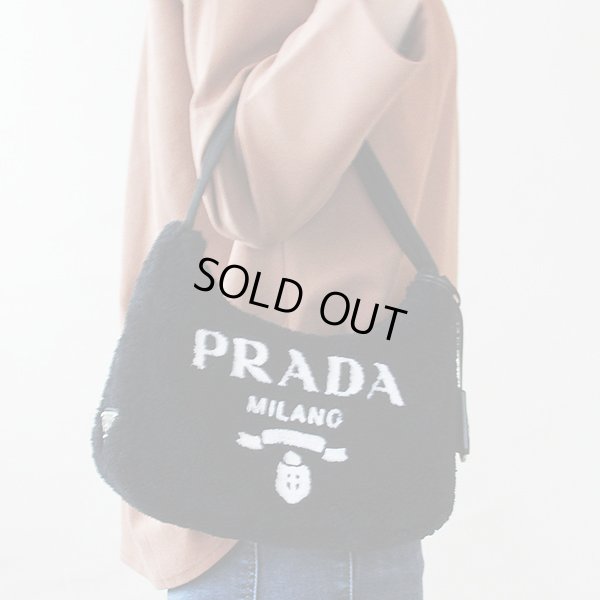 プラダ　Re-Edition 2000 テリー ミニバッグ 1NE515 2DXO F0967 ブラック　持ったイメージ