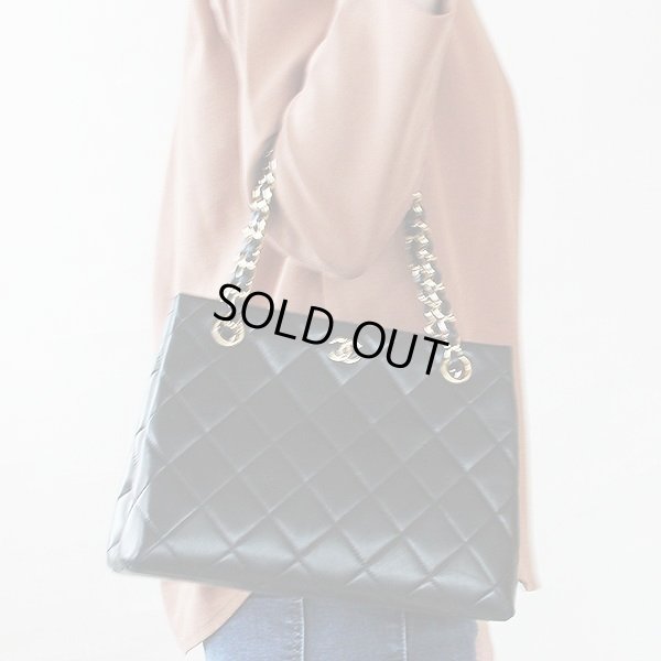 シャネル　ハンドバック ブラック　持ったイメージ