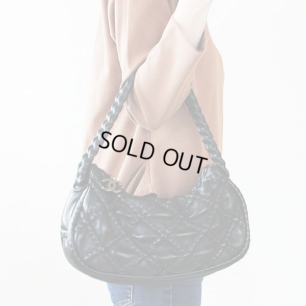 シャネル ロープモールディング ワンショルダーバック ブラック 持ったイメージ