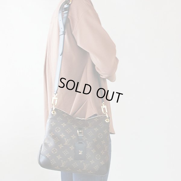 ルイ・ヴィトン　オデオン NM PM M45353 ノワール　掛けたイメージ