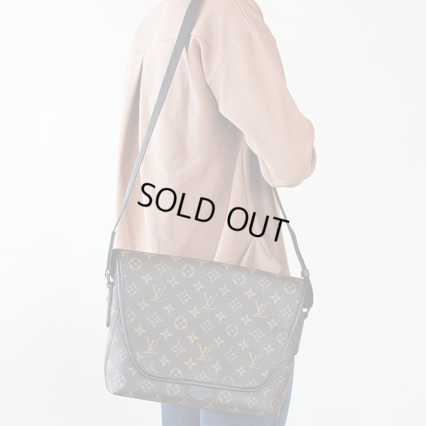 ルイ・ヴィトン マグネティック・メッセンジャー M45557 掛けたイメージ