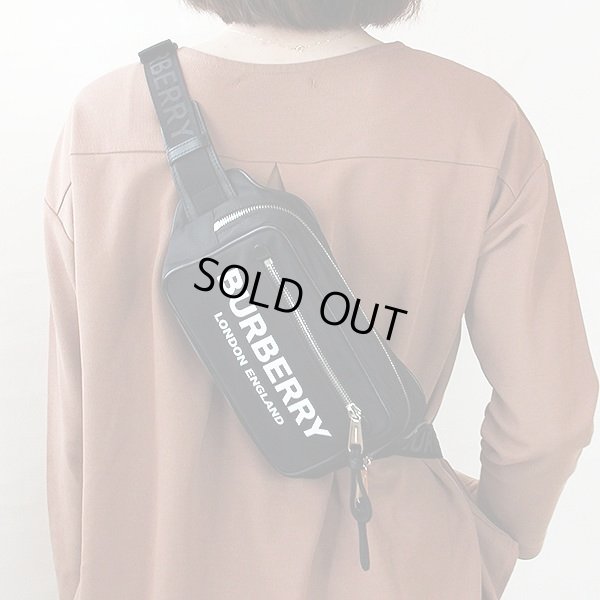 バーバリー　ボディバック 8021089 ブラック　掛けたイメージ