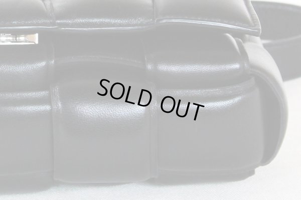 ボッテガヴェネタ パデッド カセット 591970VCQR18803 ブラック/SIV金具 底拡大