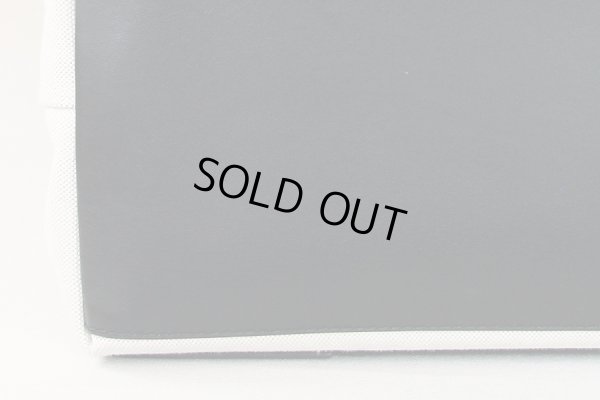 バレンシアガ　ネイビーカバス 581292 AQ38N 1081 ナチュラル／ブラック　底拡大