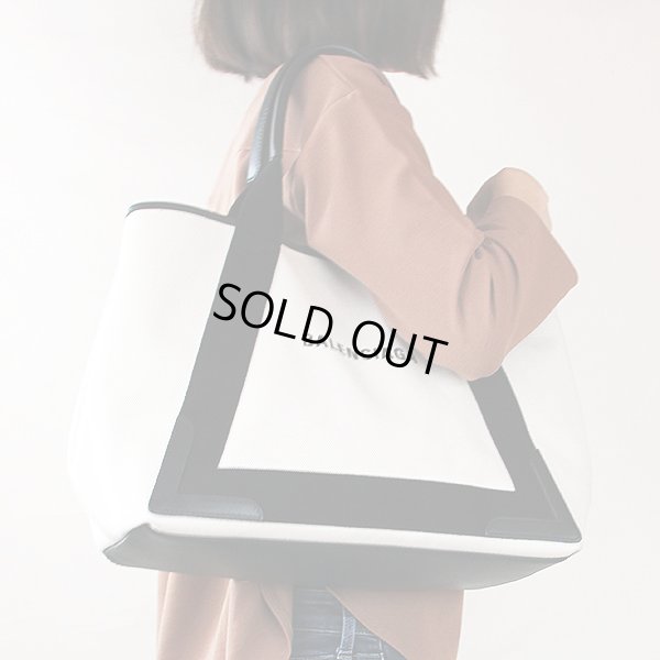 バレンシアガ　ネイビーカバス 581292 AQ38N 1081 ナチュラル／ブラック　掛けたイメージ