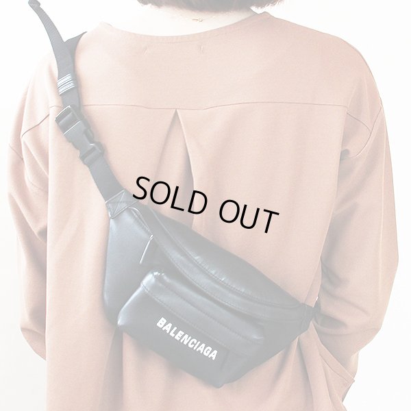 バレンシアガ　ベルトバック 579617 DLQQN 1000 ブラック　掛けたイメージ