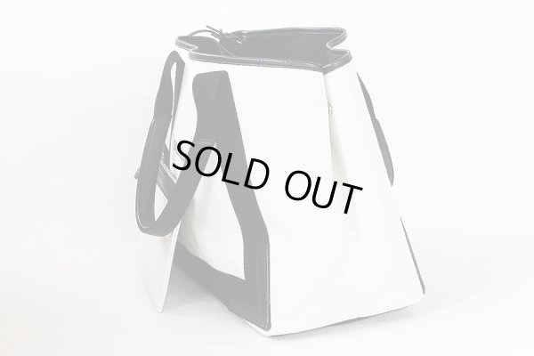 バレンシアガ　ネイビーカバス 581292 AQ38N 1081 ナチュラル／ブラック　サイド