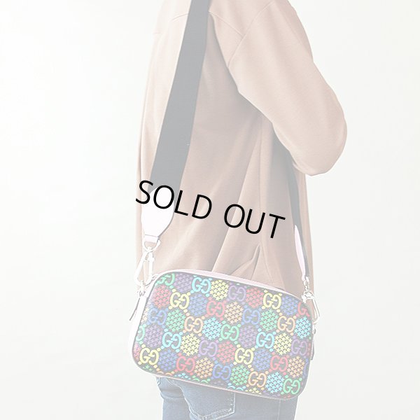 ショルダーバック 574886 527620 ブラック/ピンク/マルチ 掛けたイメージ