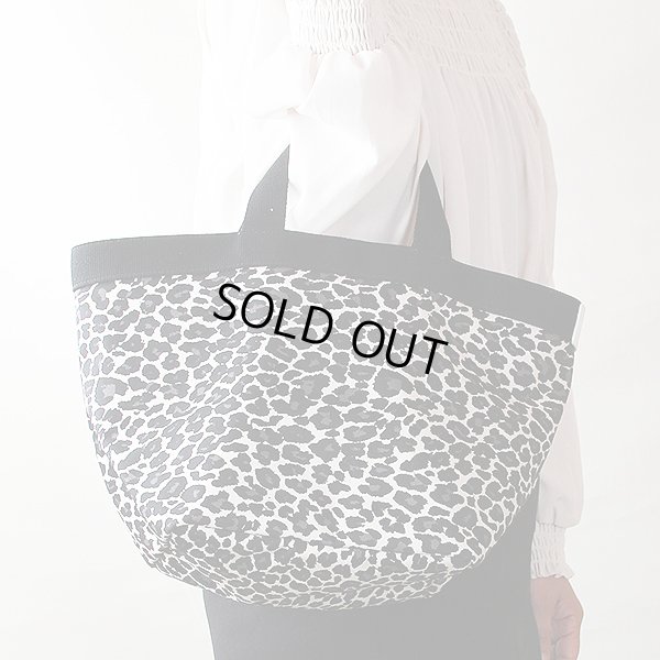 エルベシャプリエ　舟型トートM パンサー 707FB パンサーブラン／ノワール／ブランタグ　持ったイメージ