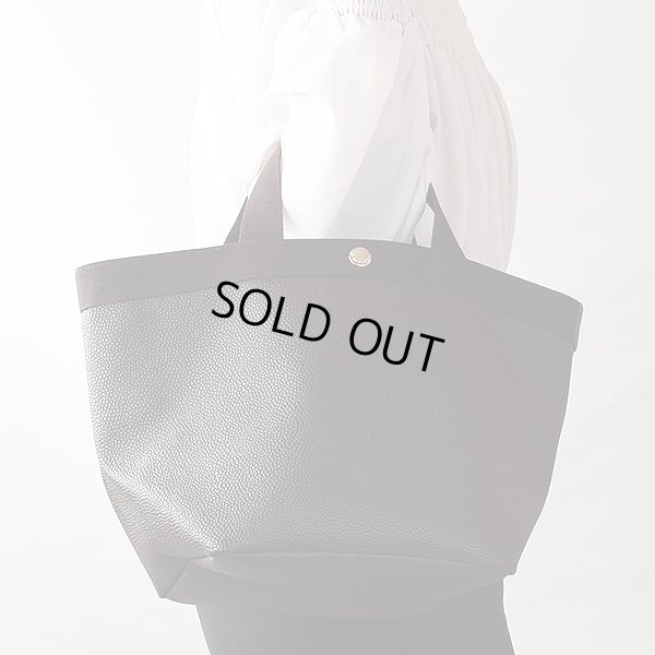 エルベシャプリエ リュクス舟型トートM 707GP モカ/モカ 持ったイメージ