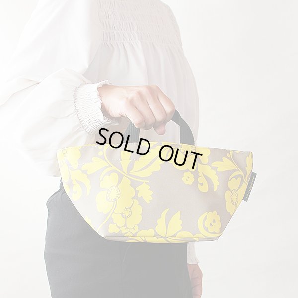 エルベシャプリエ　ナイロン舟型トートS 901F アラベスク マスティック ゴールド　持ったイメージ