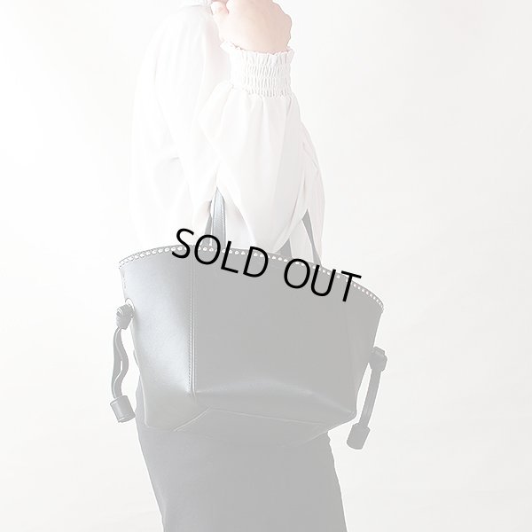 ジェイ&エム デヴィッドソン ベル ミニ ウイズスタッズ トートバック ブラック 持ったイメージ