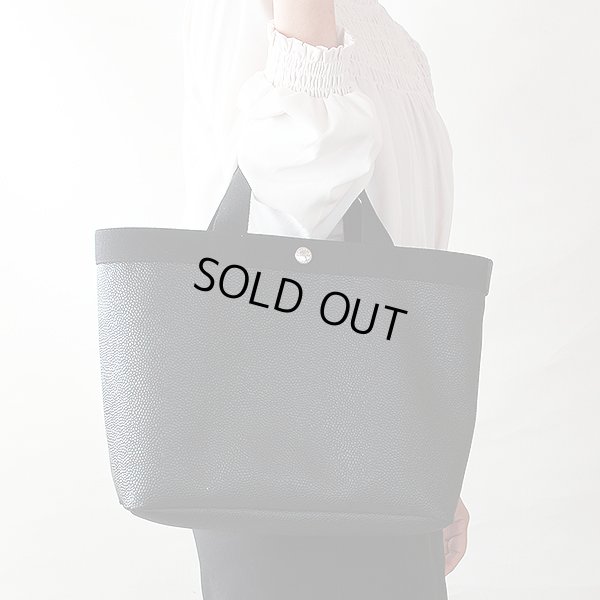 エルベシャプリエ　コーテッドキャンバススクエアトート B5サイズ(M) 704GP ノワール／ノワール　持ったイメージ