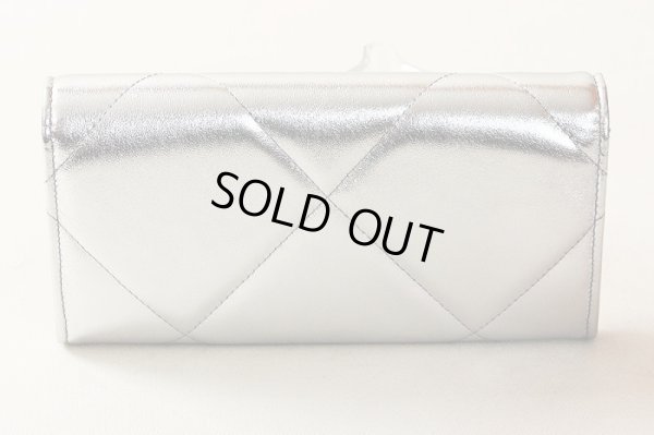 シャネル シャネル19 ロングフラップウォレット AP0955 シルバー 裏面