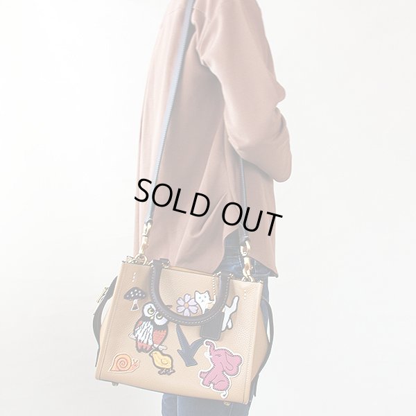 コーチ　ローグ25 3WAYハンドバック  No.F2180-C6167 ベージュ　掛けたイメージ(2)