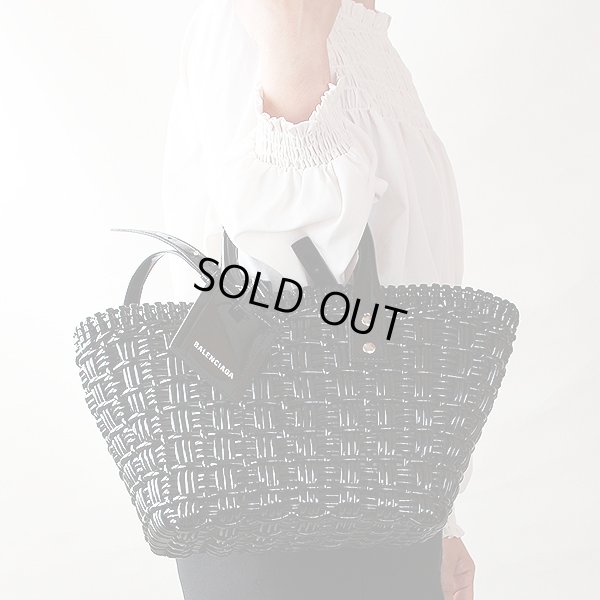 バレンシアガ ビストロバスケット XS 671342 2IE2Y ブラック 持ったイメージ