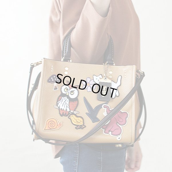 コーチ　ローグ25 3WAYハンドバック  No.F2180-C6167 ベージュ　持ったイメージ