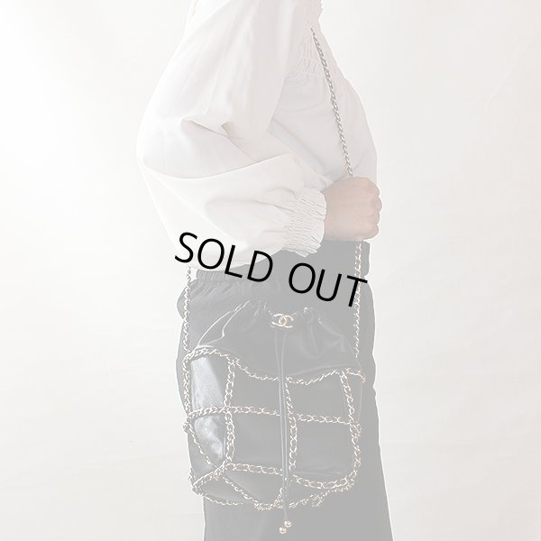 シャネル　バケット（巾着）チェーンショルダーバック AS2314 ブラック／GP金具　掛けたイメージ