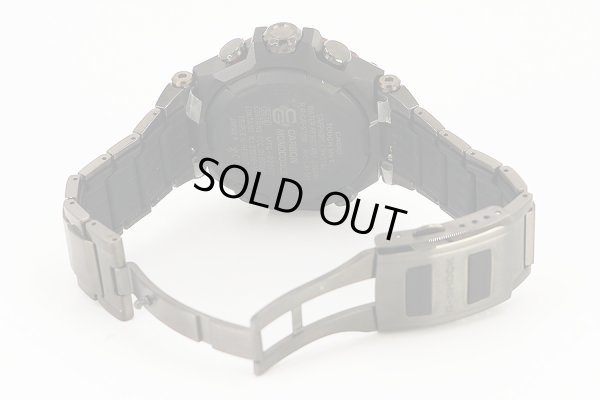 カシオ　Ｇショック　ＭＴＧ－Ｂ２０００ＢＤ　５６３６　黒文字盤　赤ベゼル　ブレス