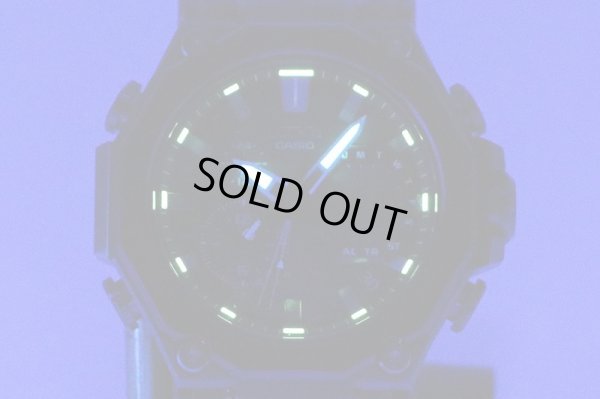 カシオ　Ｇショック　ＭＴＧ－Ｂ２０００ＢＤ　５６３６　黒文字盤　赤ベゼル　ライト