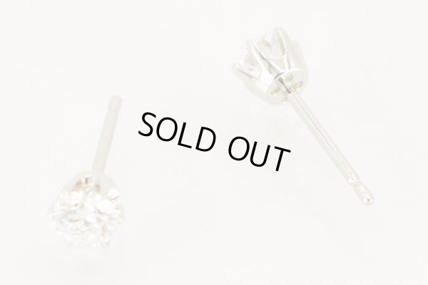PT900 ダイアイリピアス 0.338ct 0.330ct 1.20g　留め具を外したイメージ