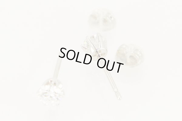 PT900 ダイアイリピアス 0.338ct 0.330ct 1.20g　留め具を外したイメージ