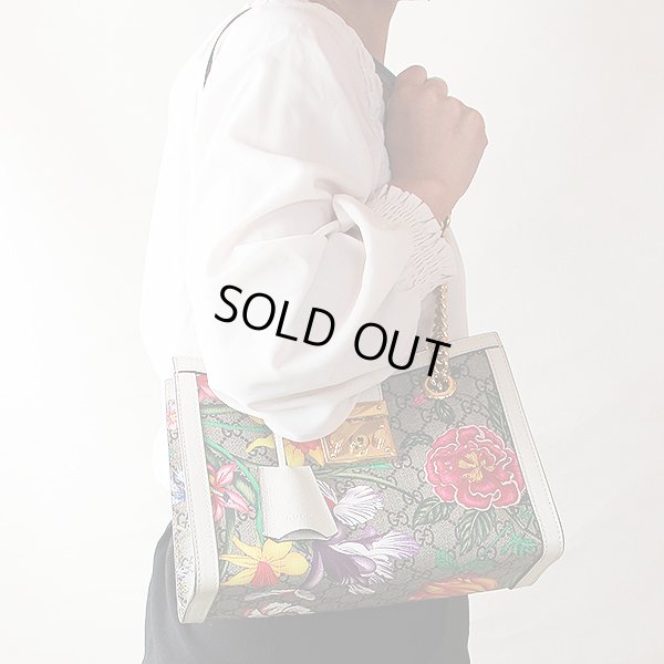 グッチ　フローラー パドロック GGスモールショルダーバック 498156 204991 ベージュ／ホワイト　掛けたイメージ