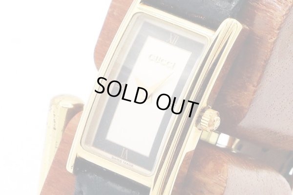 グッチ　２６００Ｌ　長角型　銀文字盤　サイド拡大