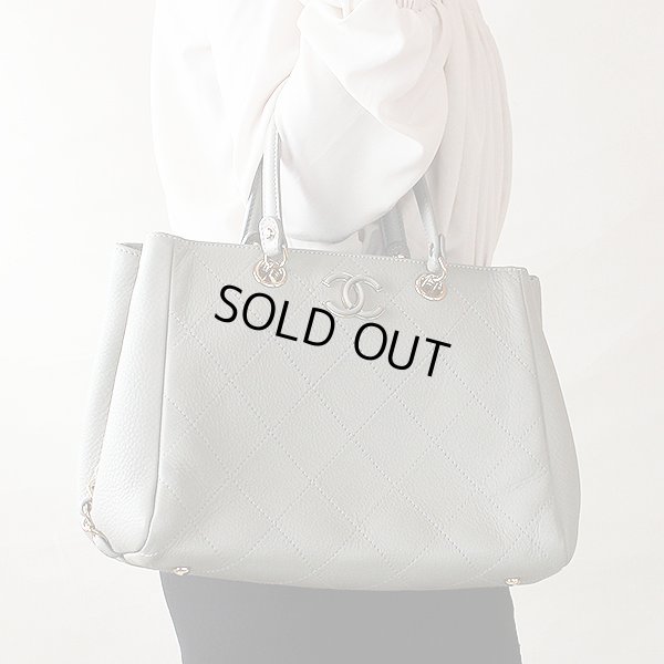 シャネル 2WAY ハンドバック AS0355 グレー/GP金具 持ったイメージ