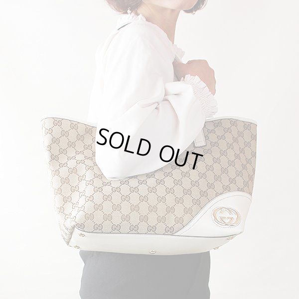 グッチ トートバック 169946 000926 ベージュ/ホワイト 掛けたイメージ