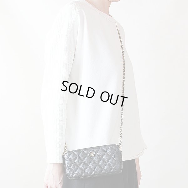 シャネル チェーンウォレット AP0248 ブラック/GP金具 掛けたイメージ