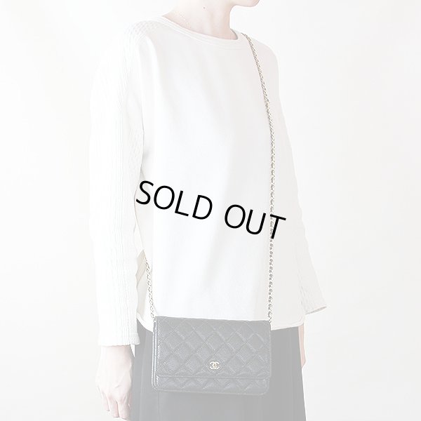 シャネル クラシック チェーンウォレット AP0250 ブラック/GP金具 掛けたイメージ