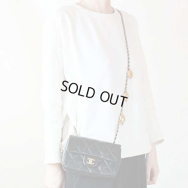 シャネル　ミニフラップバック AS3456 ブラック／GP金具（ハート付）　掛けたイメージ