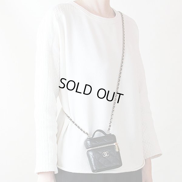 シャネル　スモールヴァニティショルダー AP2503 ブラック／GP金具　掛けたイメージ