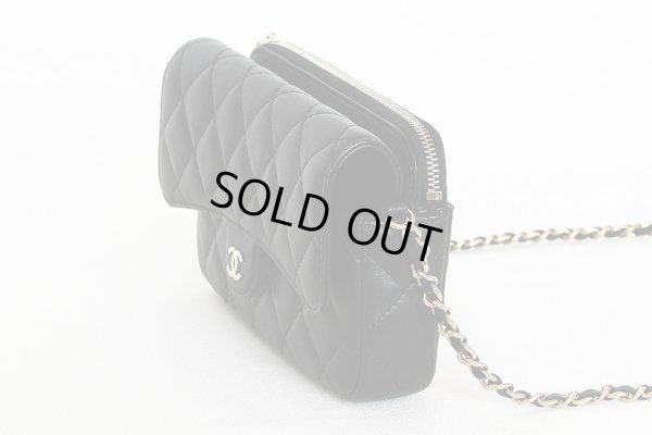 シャネル フラップフォンケース AP2096 ブラック/ゴールド金具 サイド