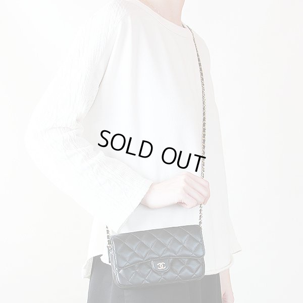 シャネル フラップフォンケース AP2096 ブラック/ゴールド金具 掛けたイメージ