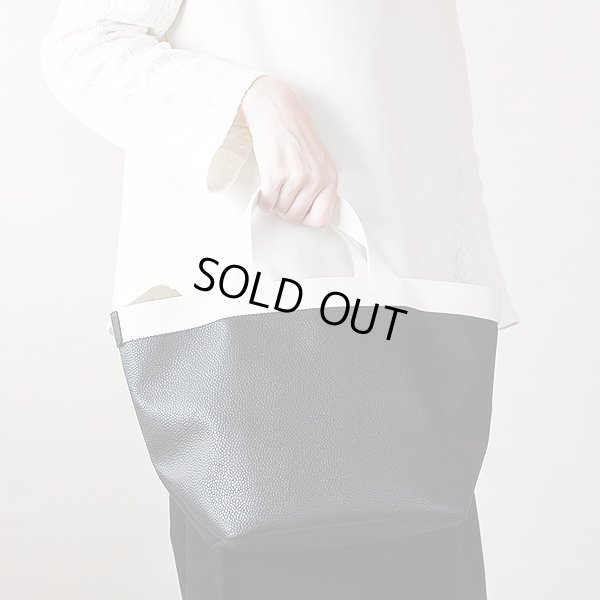 エルベシャプリエ リュクス舟型トートM 707GP ノワール/イヴォワール 持ったイメージ