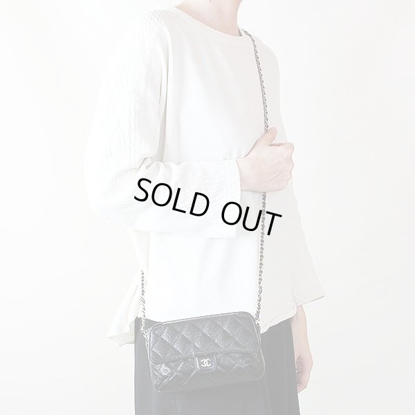 シャネル エコバック マトラッセ チェーンショルダー ブラック/レッド/GP金具 掛けたイメージ