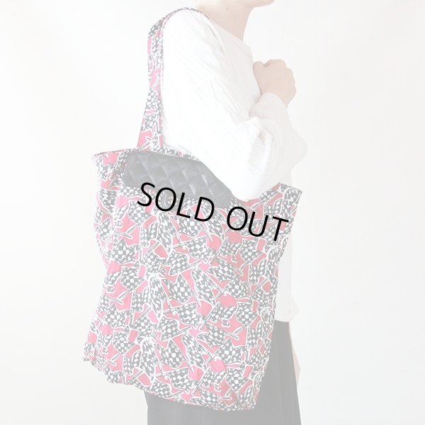 シャネル エコバック マトラッセ チェーンショルダー ブラック/レッド/GP金具 エコバッグ 掛けたイメージ