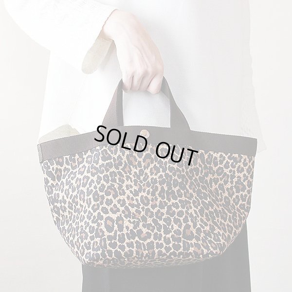 エルベシャプリエ 舟型トートM レオパード ヒョウ柄 707F パンサートープ 持ったイメージ